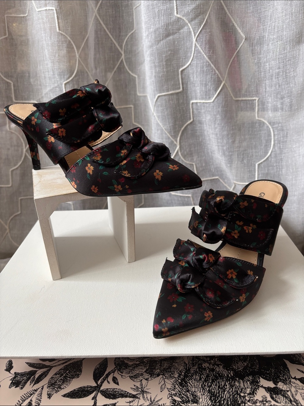 NEW Gianni Bini Floral Satin Pointed Toe Mule Heels in Black— Style Tyrissi